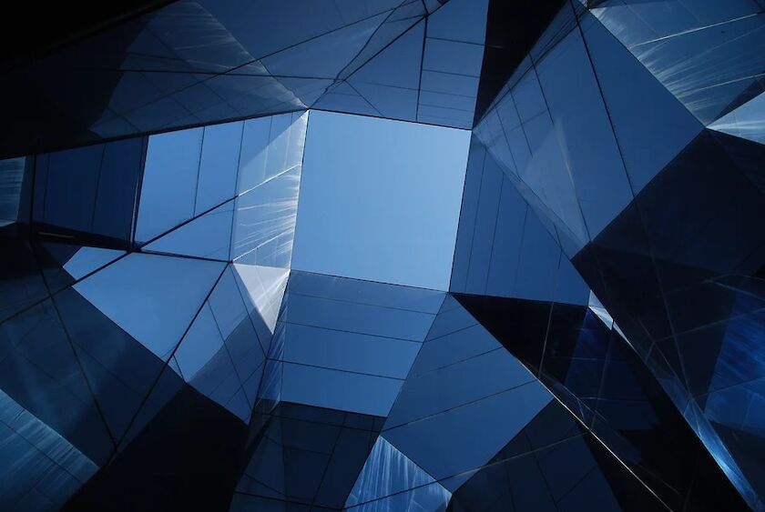 Architektonisches Foto eine einer Spiegelwand mit Blick in den Himmel