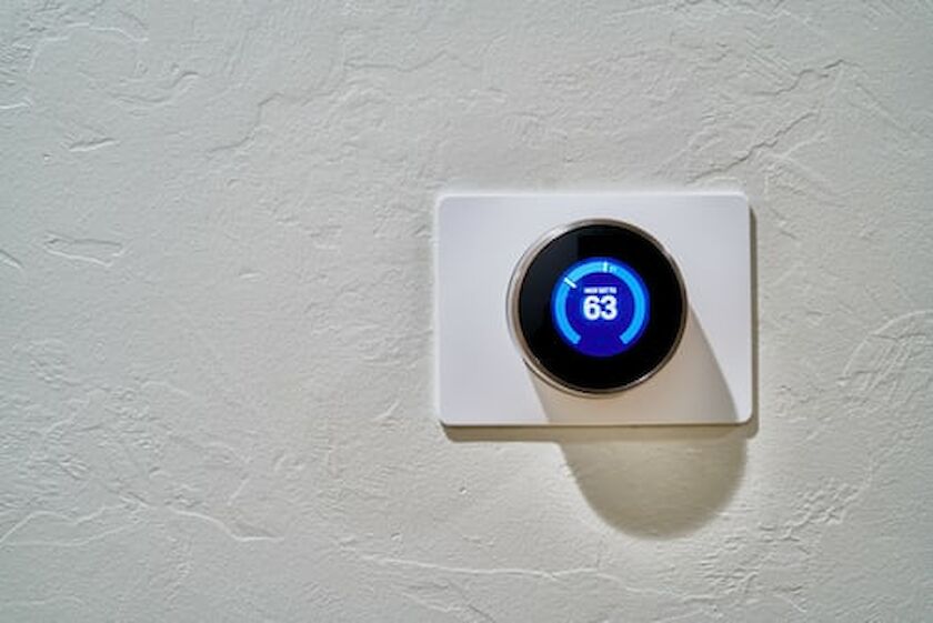 Smart-Thermometer an einer weißen Wand
