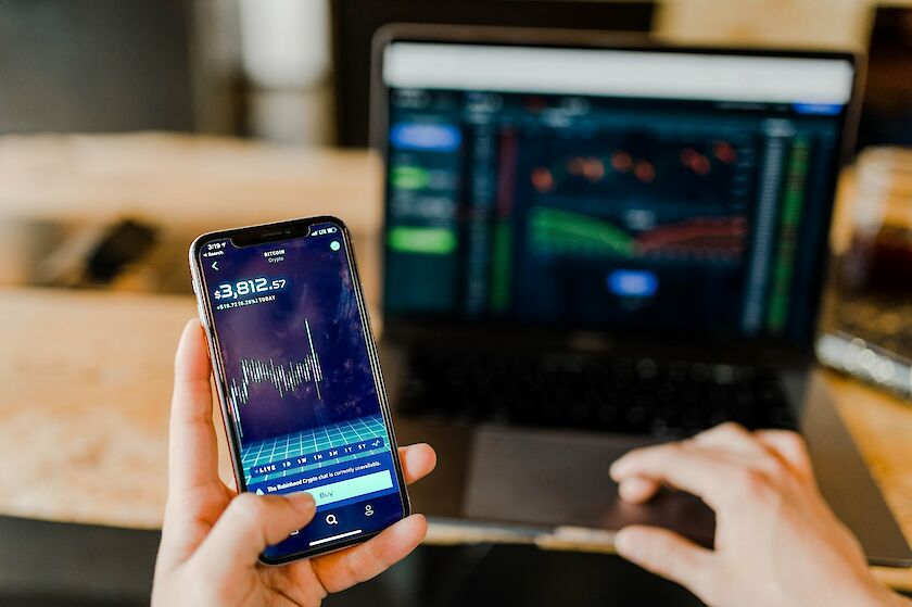 Aktienkurse angezeigt auf einem Handy-Bildschirm