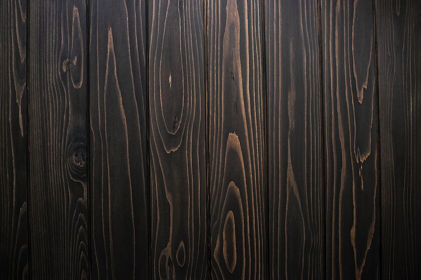 dunkler Hintergrund mit Holztäfelung