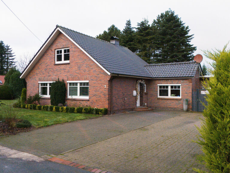 Wunderschönes Familienheim mit riesigem Traumgrundstück und Ausbaureserve im Dachgeschoss!