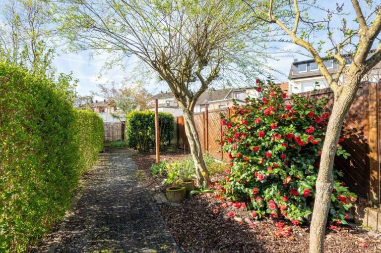 Sommer-Angebot: Modernes Familiendomizil mit 4 Schlafzimmern, 2 Bädern und großem Garten