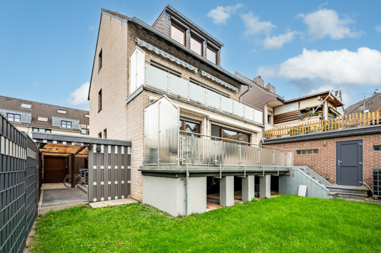 Modernisiertes Familiendomizil im Brander Zentrum: 6 Schlafzimmern, Garten + Garage- provisionsfrei!