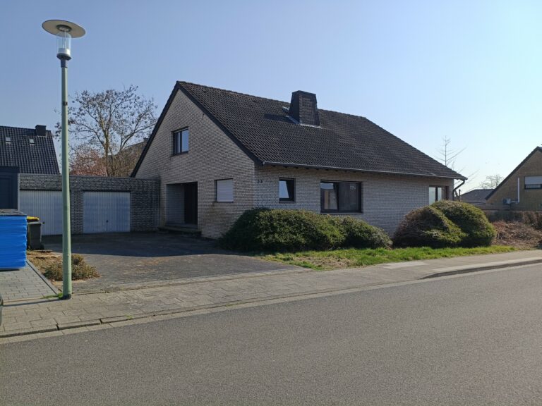 Sanierungsbedürftiges Einfamilienhaus mit großem Grundstück in Bestlage von Titz!